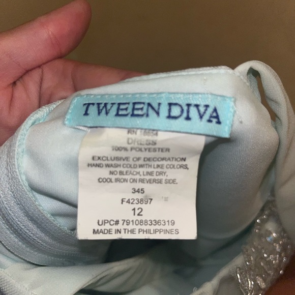 Beautiful teen formal dress. Light blue color and reminds me of Cinderella!💙 - Picture 4 of 4